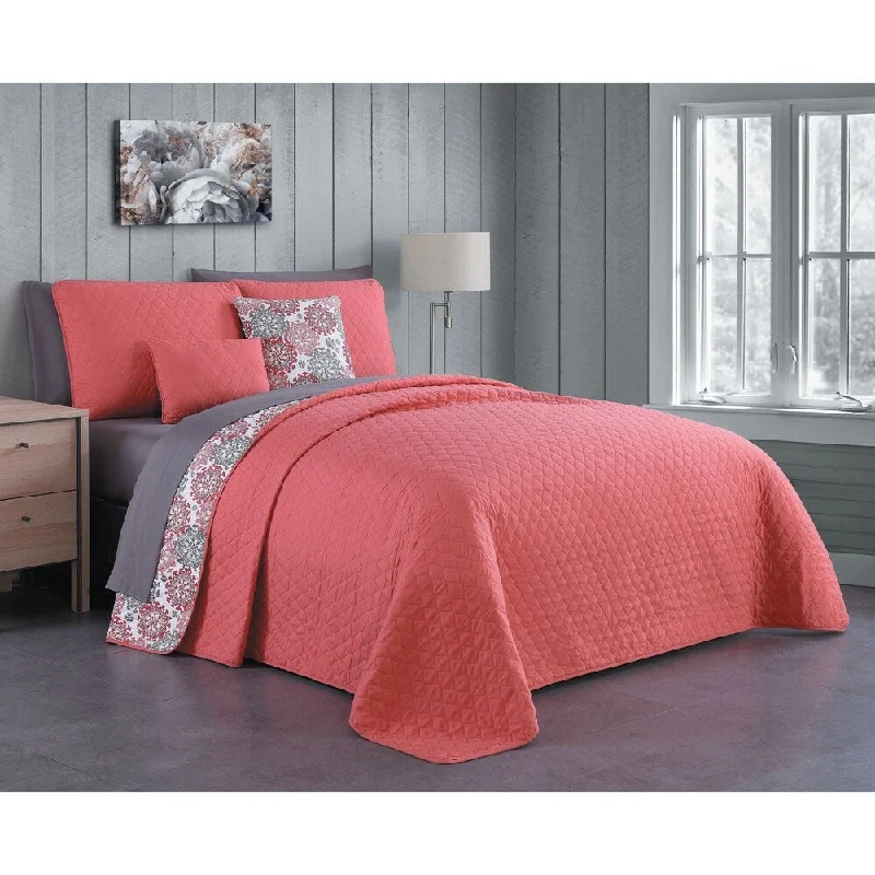 Full - size comforters suitable for full - sized beds in guest rooms or small bedroomsAvondale Manor Kimber 9-piece Quilt Set with Sheets Full - size comforters suitable for full - sized beds in guest rooms or small bedroomsAvondale Manor Kimber 9-piece Quilt Set with Sheets