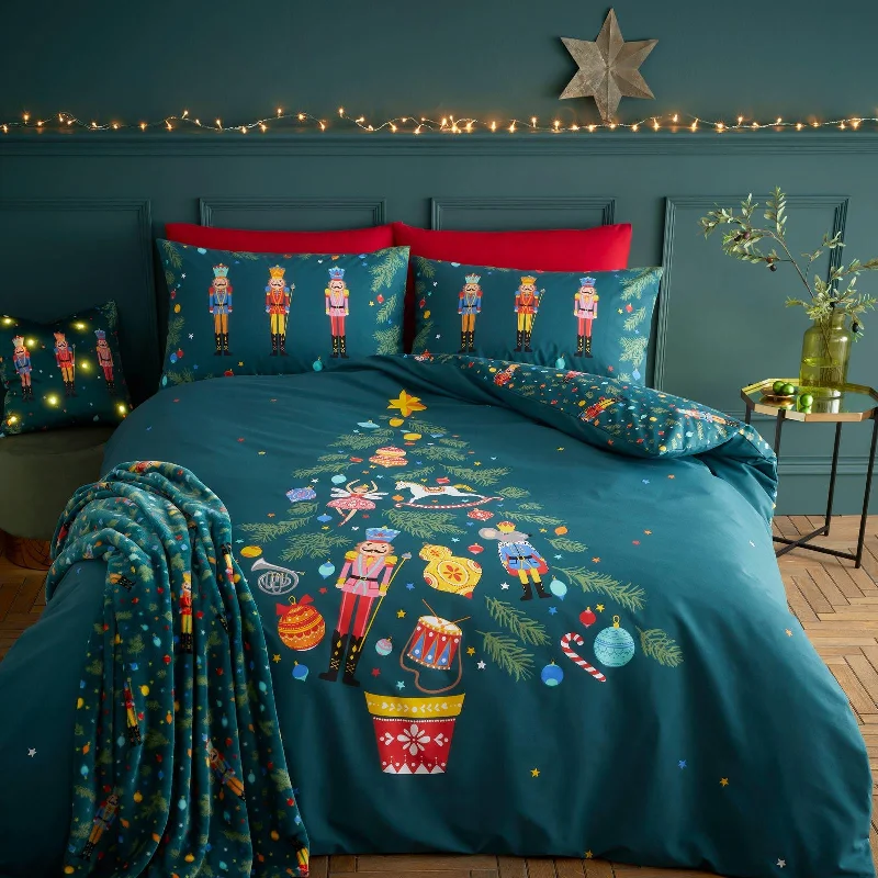 Striped duvet covers with bold or subtle stripes for a classic or nautical feelChristmas Nutcracker Duvet Cover Set