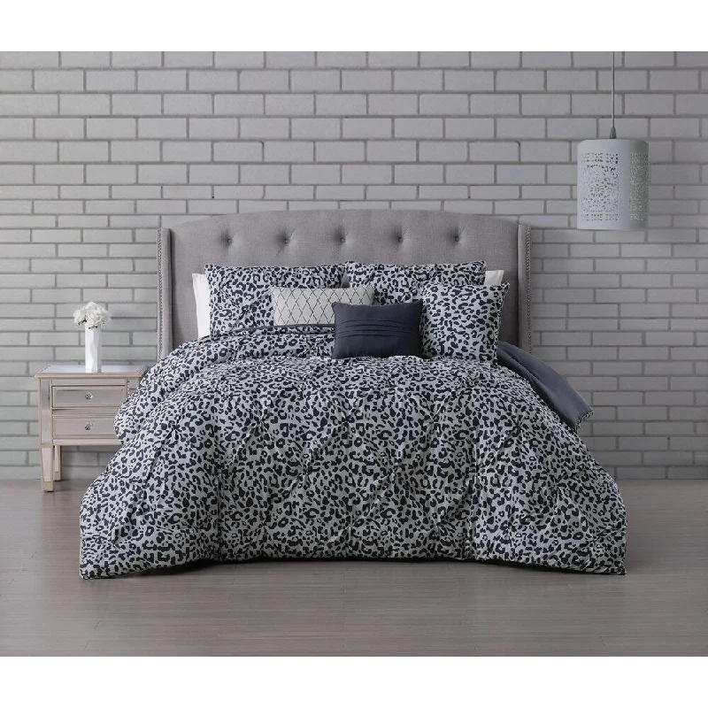 Full - size comforters suitable for full - sized beds in guest rooms or small bedroomsSilver Orchid Alba Pleat 6-piece Comforter Set Full - size comforters suitable for full - sized beds in guest rooms or small bedroomsSilver Orchid Alba Pleat 6-piece Comforter Set