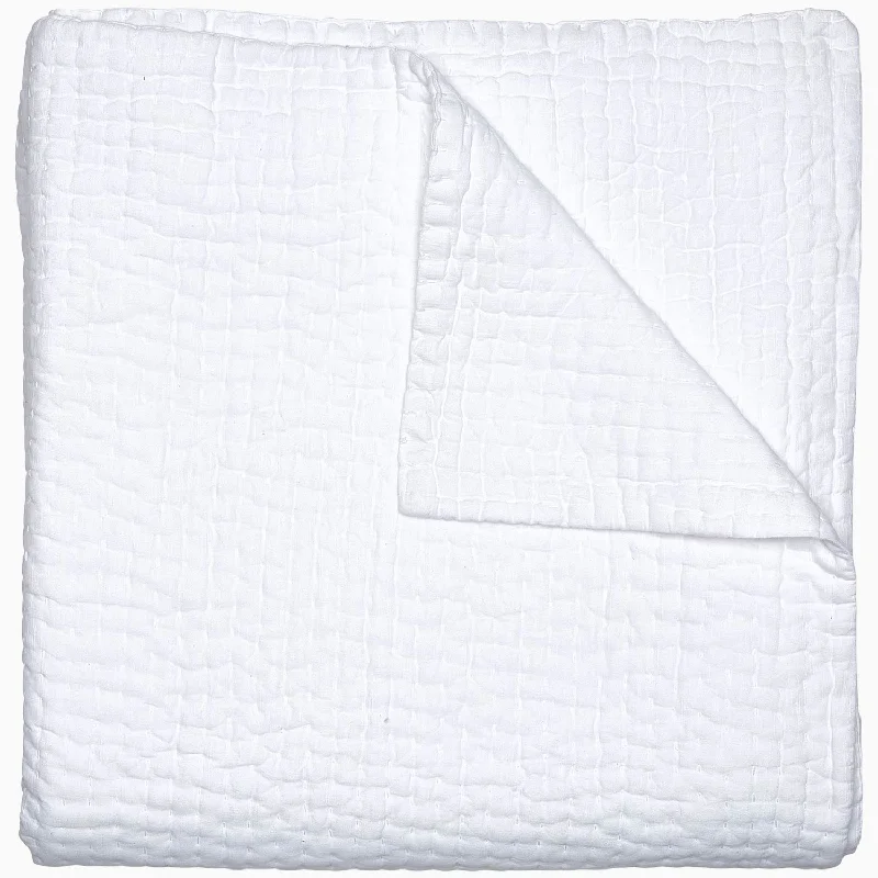 Budget - friendly duvet covers for first - time homebuyers or studentsVivada White Woven Quilt